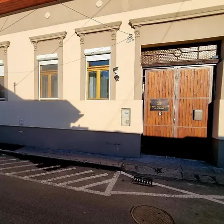Dama Apartamento Eger